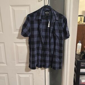 Brand new never worn. Hollister men’s plaid short sleeve button down shirt.